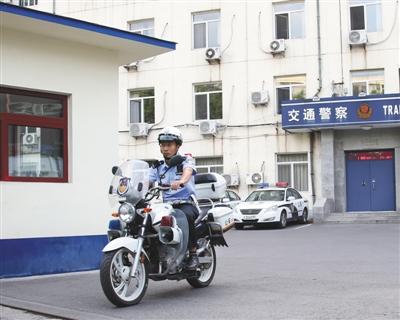 北京交警因幽默執(zhí)法成網(wǎng)紅 稱主要是碰上好捧哏