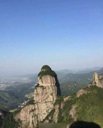 癡情女景區(qū)畫(huà)頭像示愛(ài) 垂掛峭壁畫(huà)了兩個(gè)月
