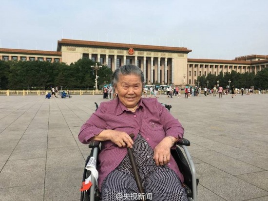 輪椅帶奶奶游北京