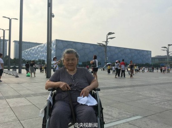 輪椅帶奶奶游北京