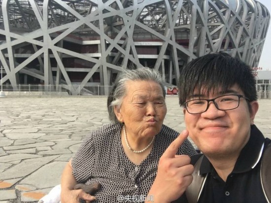 輪椅帶奶奶游北京
