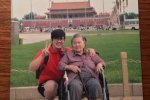 輪椅帶奶奶游北京 90后