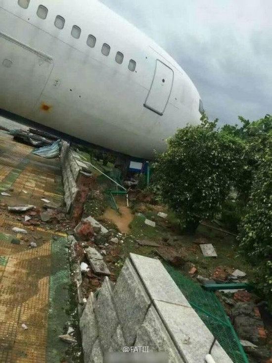 廈門機場飛機被臺風吹跑