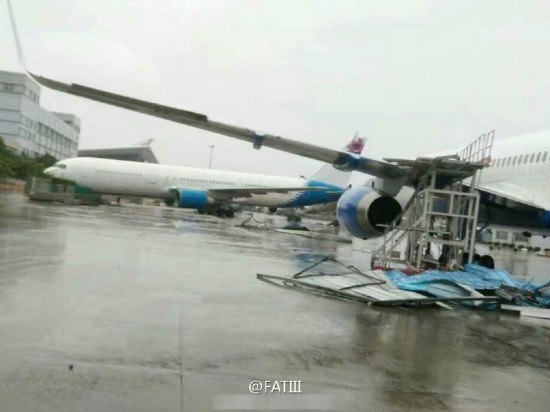 廈門機場飛機被臺風吹跑
