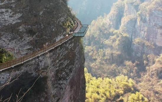 玻璃棧道被擠爆