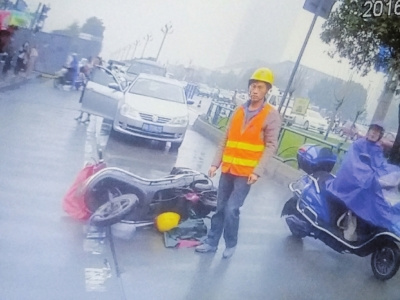 成都司機(jī)掰斷交警手指 違章拒檢被刑拘