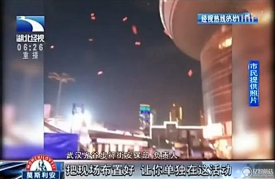 無(wú)人機(jī)鬧市撒紅包