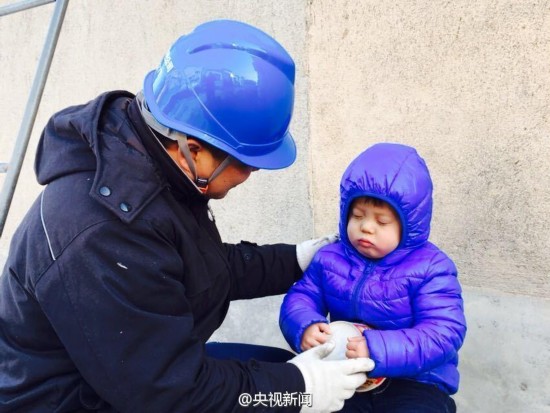 男孩雪地捧方便面睡著