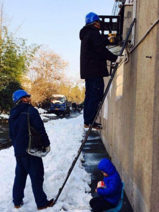 男孩雪地捧方便面睡著