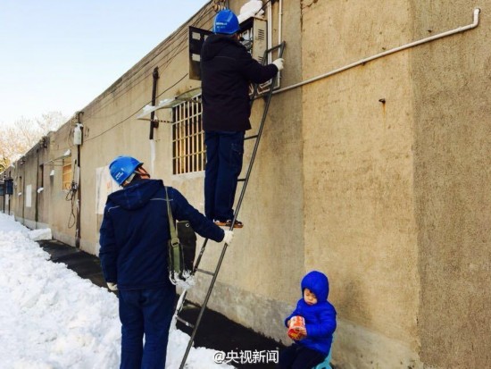 男孩雪地捧方便面睡著