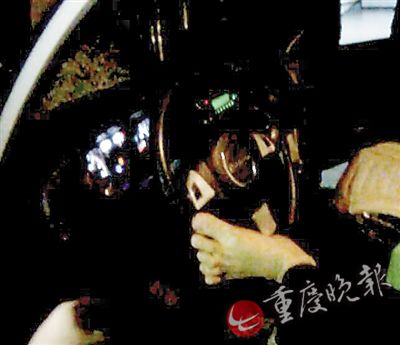 男子用腳掌開車發(fā)生車禍