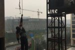 工人失足掛在高空半小時后獲救