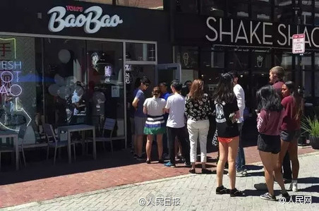 小伙在哈佛賣包子