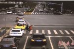 手拉手闖紅燈被撞飛 蘇州車禍3人性命無礙