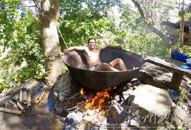 男子支起鍋燉自己
