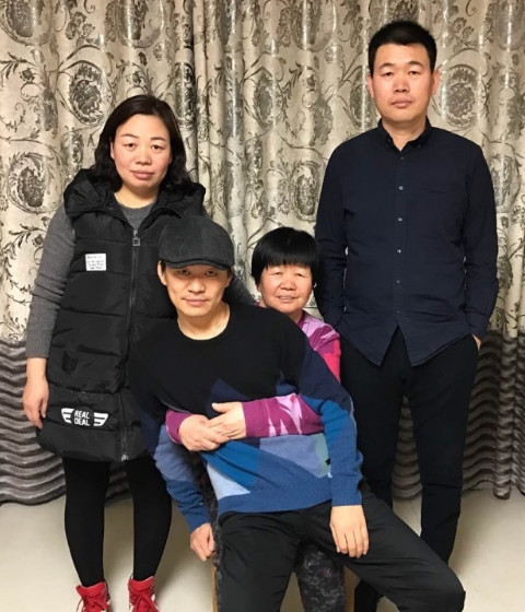 王寶強(qiáng)曬全家福