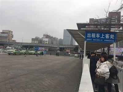 火車北站出租車上客處，一邊是排起長(zhǎng)隊(duì)的乘客，一邊是寥寥可數(shù)的出租車。