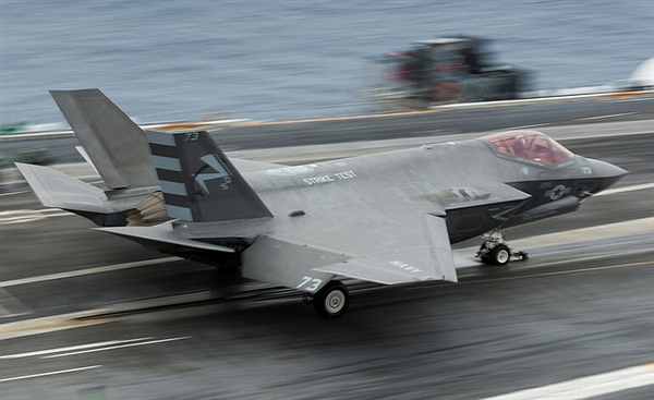 特朗普登航母演講