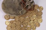 鋼琴中發現金幣 一大袋金幣