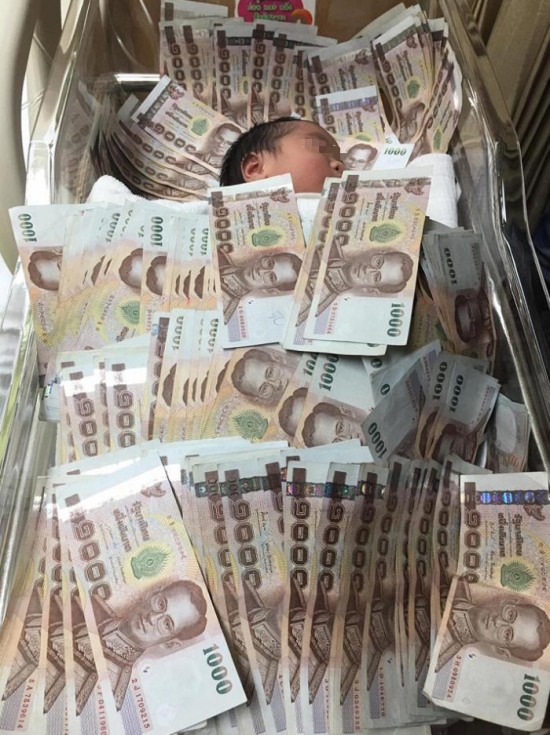 嬰兒蓋40萬現(xiàn)金睡