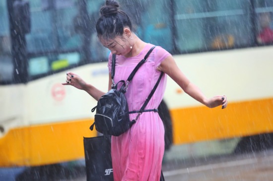 廣州雷雨大風冰雹 強對流天氣好像臺風登陸