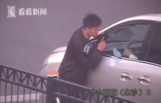 上海現(xiàn)奇葩乞討者