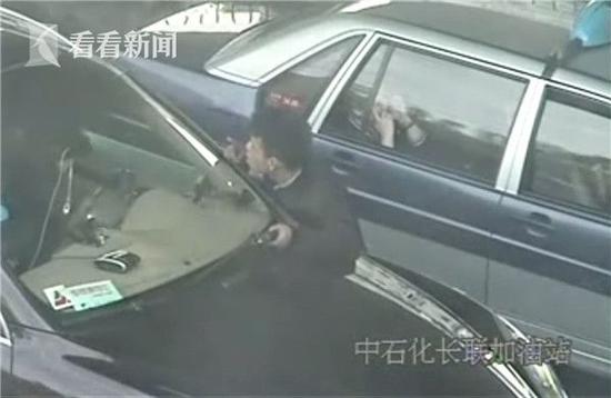 上海現(xiàn)奇葩乞討者