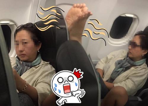 韓國大媽機艙晾腳