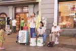 祖孫三代街頭賣藝感動不少人
