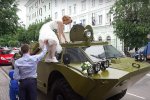 開裝甲車去民政局領(lǐng)證 俄羅斯新婚夫婦真牛