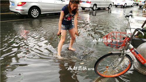 成都美女光腳清理下水道垃圾 獲網(wǎng)友點(diǎn)贊