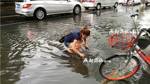 成都美女光腳清理下水道垃圾 獲網(wǎng)友點(diǎn)贊