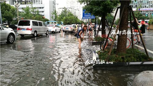 女孩光腳清下水道 網(wǎng)友點(diǎn)贊正能量