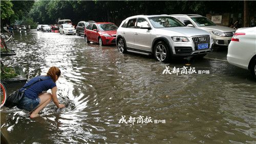 成都美女光腳清理下水道垃圾 獲網(wǎng)友點(diǎn)贊