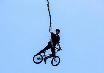 張若昀化蹦極少年