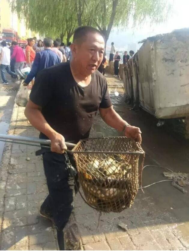 車側(cè)翻魚兒遭哄搶