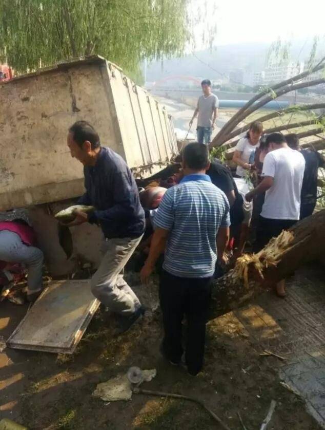 車側(cè)翻魚兒遭哄搶