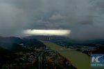 打開天窗了 廣西暴風雨之前天空烏云密布好像打開一個天窗