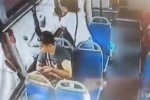 外賣小哥被潑一頭粥