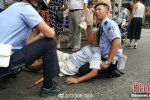 交警雙膝跪地救助 自貢交警李翰林