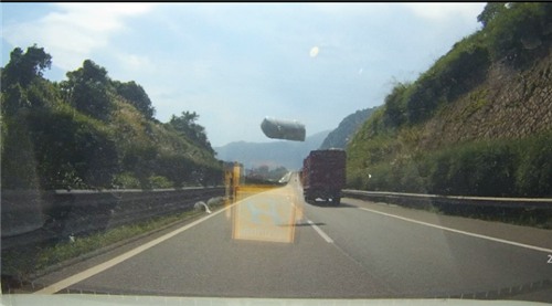高速上飛來浴缸險些釀車禍