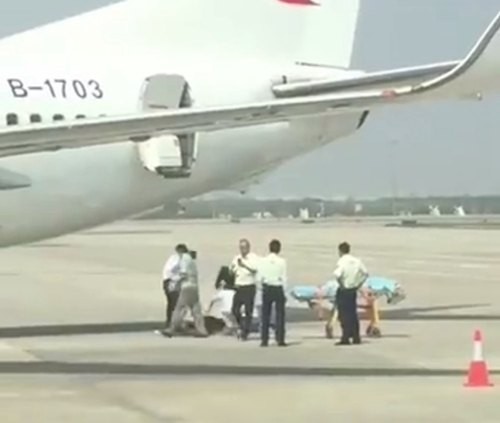 空姐從艙門(mén)摔骨折