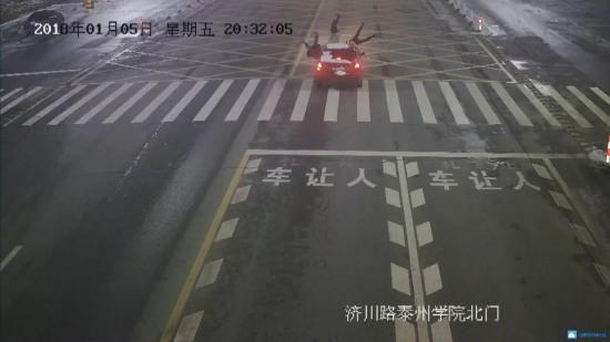 女司機(jī)開車擦窗撞飛3人