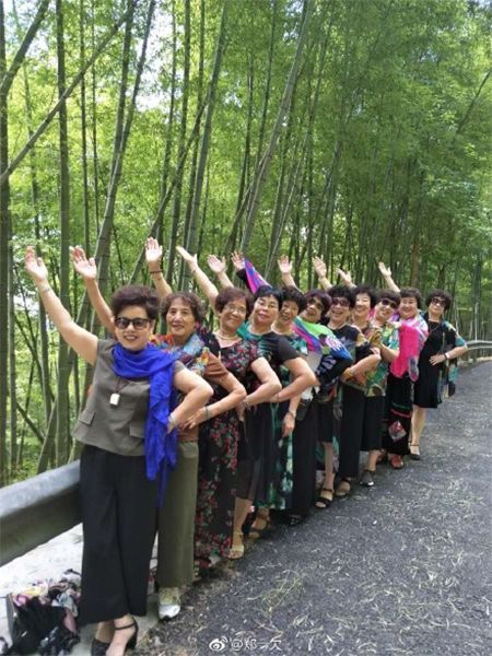 阿姨7條絲巾照相