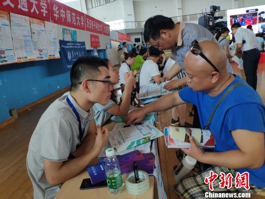 家長咨詢招生事宜。 王昊昊 攝