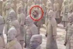 女子發(fā)現(xiàn)兵馬俑動 原來是假扮的