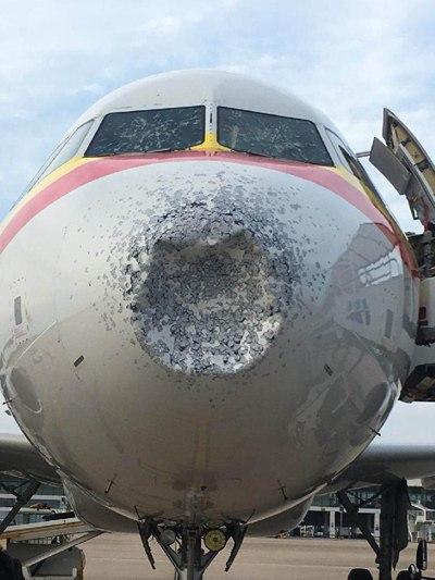 客機遭遇冰雹 頭被打凹風擋被擊裂