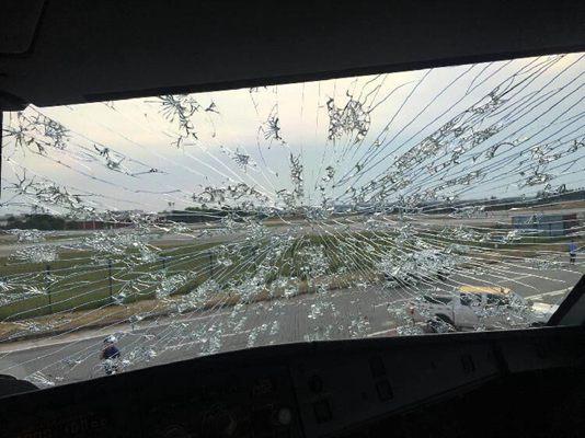 客機遭遇冰雹 頭被打凹風擋被擊裂