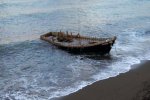 日本海岸現幽靈船 載著尸骨