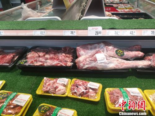 羊肉價格坐上火箭：北京羊肉漲價，12月漲到38元一斤了，北京羊肉還算便宜的，溫州鄉下一些菜市場賣的本地羊肉，去年就賣到60多元一斤了，到農村養殖戶買黑山羊價格更貴，要75元一斤，過年還會漲價。</